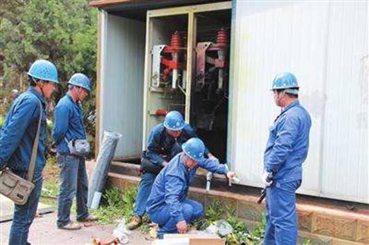 General maintenance on air insulated switchgear